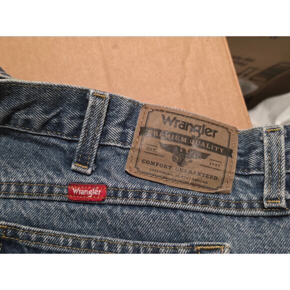 Wrangler Straight Jeans Mens Size 44 x 30 Blue Dark Wash Authentic Relaxed Fit - Picture 7 of 9